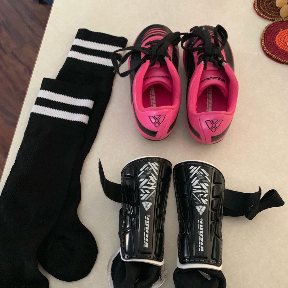 Vizari soccer shoes, shin guards and socks